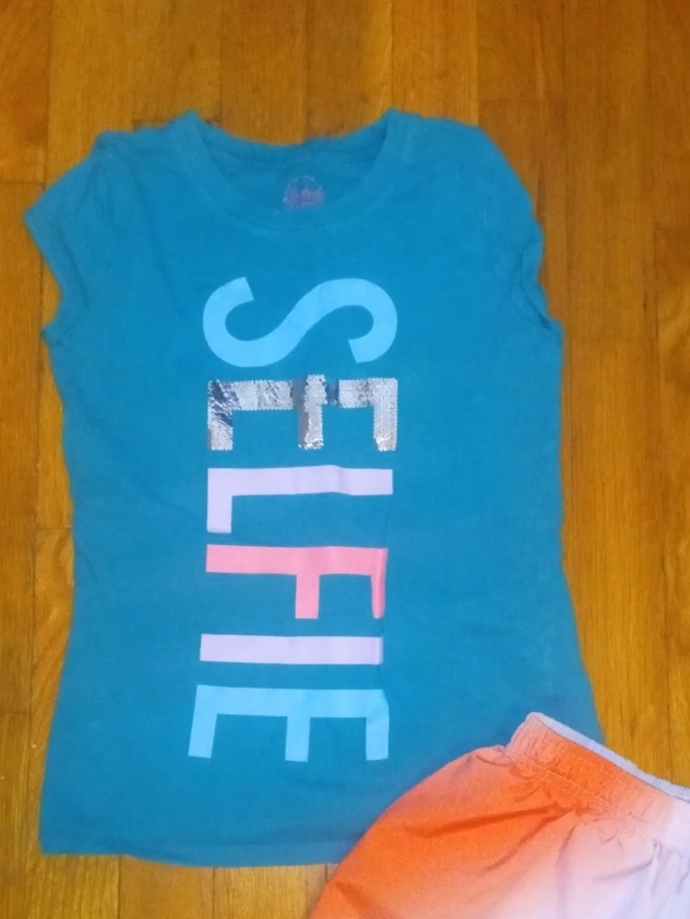 girl med turquoise graphic tee and ombre Adidas drifit shorts